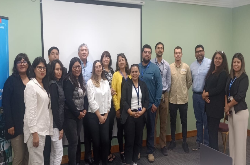 Foto grupal de los participantes en la actividad.