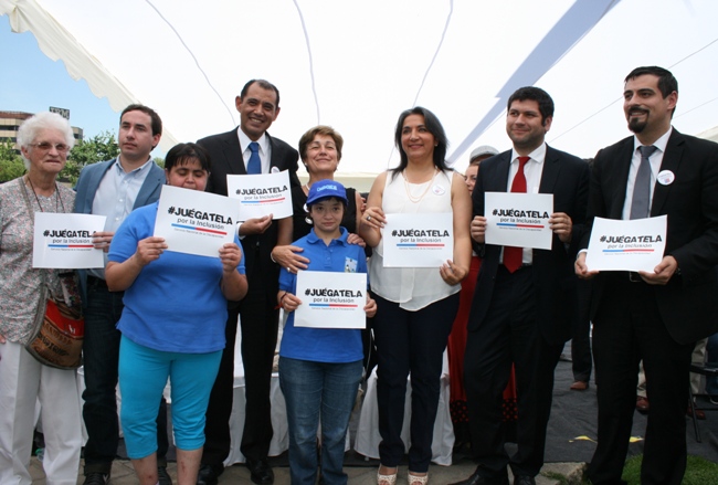 Ministra y Director Nacional junto a autoridades y asistentes a la Fiesta de la Inclusión. 