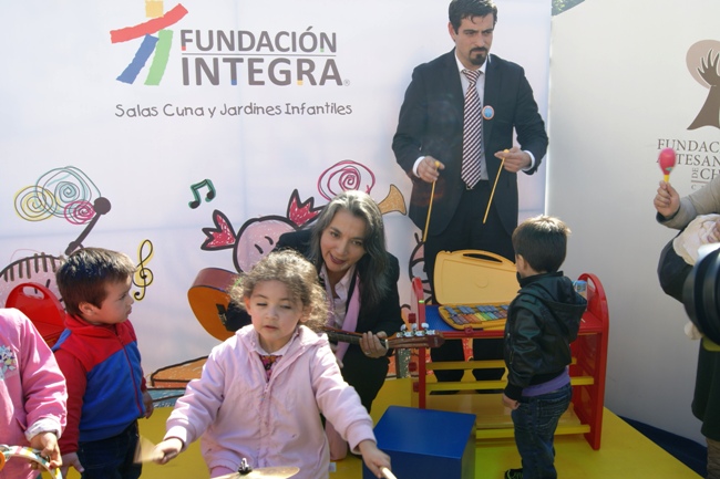 Ministra Villegas y Director Nacional de Senadis participan con los niños en taller de música
