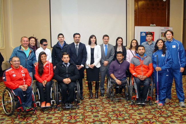 Autoridades junto a deportistas paralímpicos en la firma del convenio