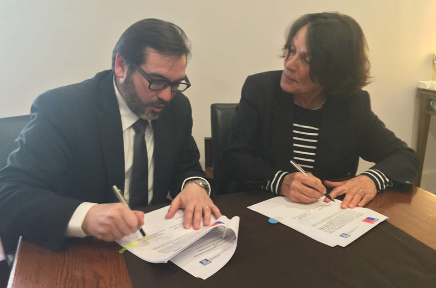 Director Nacional y presidenta del Colegio de Arquitectos firmando el convenio.