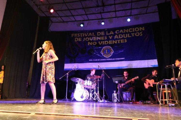 Una de las participante interpretando una canción en el escenario. 
