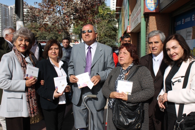 Directora Regional de Valparaíso, Marisol Torres junto a representantes de organizaciones de personas ciegas.