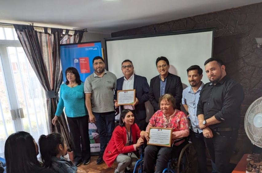 Foto grupal de los participantes en la ceremonia.