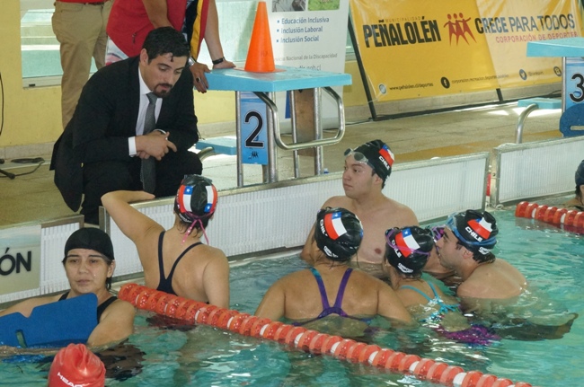 Director Nacional de Senadis junto a deportista paralímpicos en piscina de Peñalolén. 