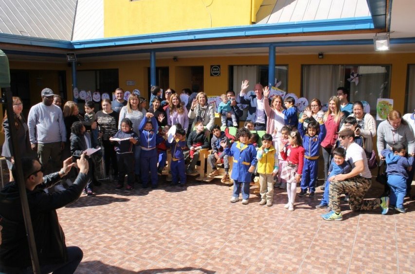 Autoridades junto a la comunidad escolar del colegio Ave Fénix. 