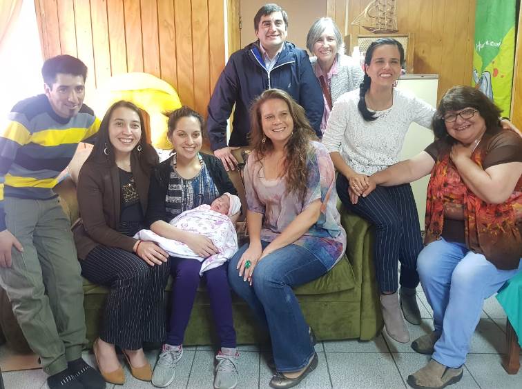 Directora Nacional conoce a padres sordos apoyados por intérprete durante el parto