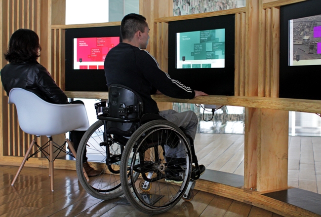 Persona usuaria de silla de ruedas en el Museo de la Memoria. 
