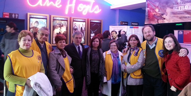Seremi de Desarrollo Social y Directora Regional de Senadis junto a personas ciegas en cine de la ciudad.