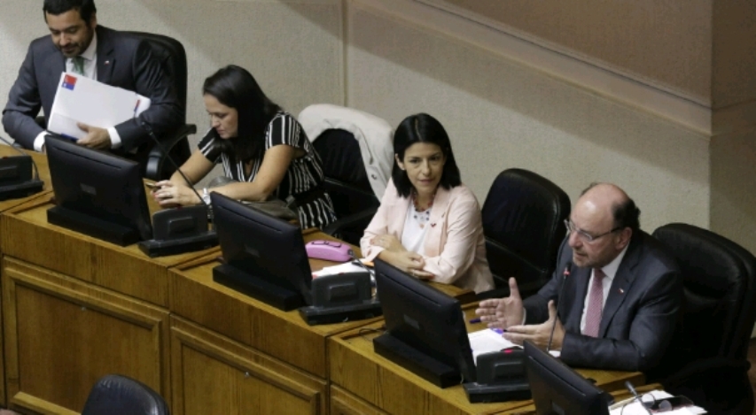 Ministro de Desarrollo Social,Alfredo Moreno, junto a subsecretarios de la cartera en el Senado.