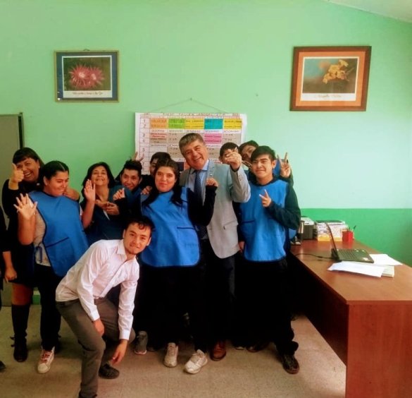 Autoridades junto a la comunidad educativa de la Escuela Especial María Luz Lanza Pizarro. 