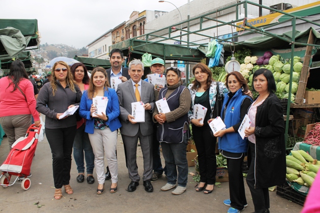 Seremi de la región de Valparaíso junto a Directores Regionales durante lanzamiento de Guía de Protección Social.