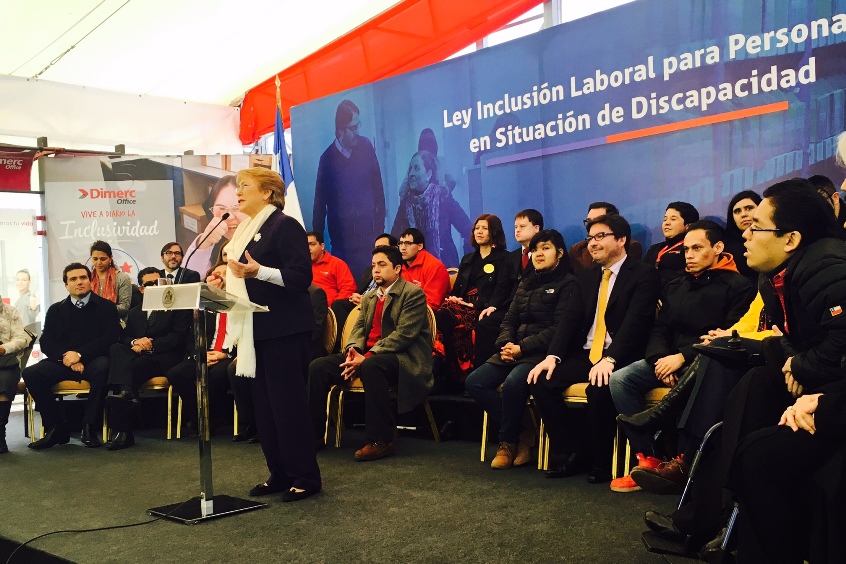 Presidenta Michelle Bachelet destaca en acto la nueva Ley de Inclusión Laboral. La acompañana autoridades y personas de la sociedad civil