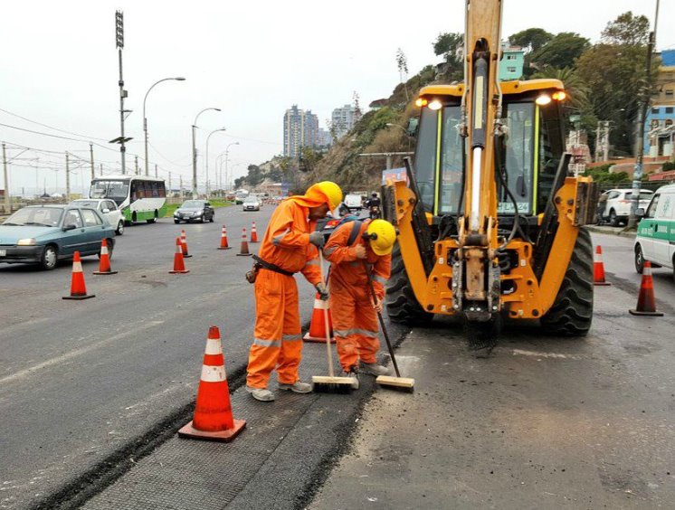 Hombre trabajando en la obra de Conservación Vial de la Avenida España. Fuente Serviu Valparaíso 