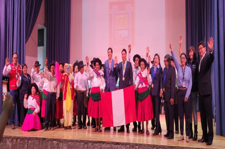 Foto grupal de los participantes en la ceremonia.