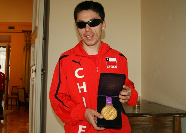 Cristian Valenzuela con la medalla de oro conseguida en los Juegos Paralímpicos de Londres 2012.