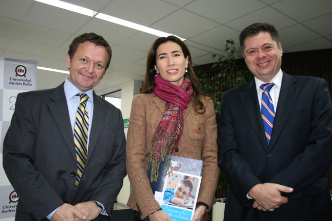 Director Nacional (s) del Senadis, Óscar Mellado junto a la Ministra de Educación, Carolina Schmidt, y Andrés Barros, Presidente de Fundación Mírame.