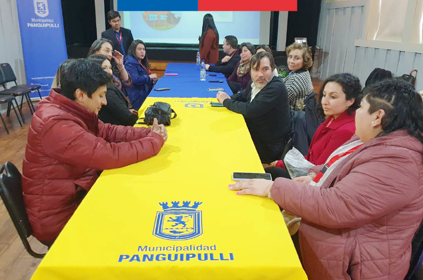 Director Nacional reunido con representantes de organizaciones de Panguipulli.