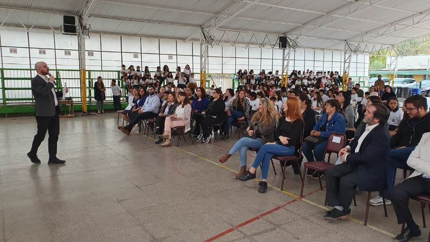 Ministro Jackson promueve derechos de personas con autismo en charla informativa en Colegio Presidente Eduardo Frei Montalva de Ñuñoa