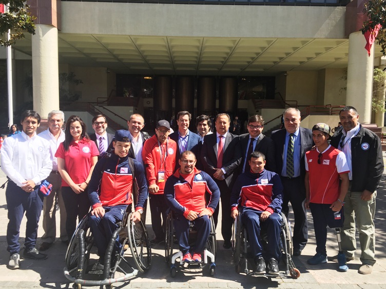 Ministro de Desarrollo Social y Presidente de la Cámara de Diputados reciben a la delegación de deportistas paralímpicos. 