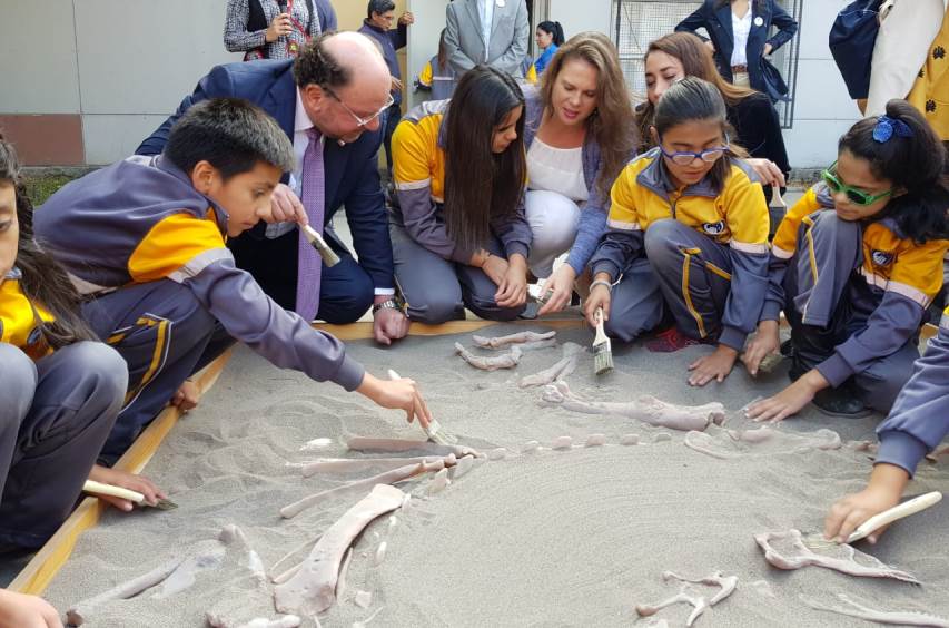 Ministro Moreno y Directora Nacional de Senadis junto a estudiantes que experimentan con réplica de Chilesaurus. 